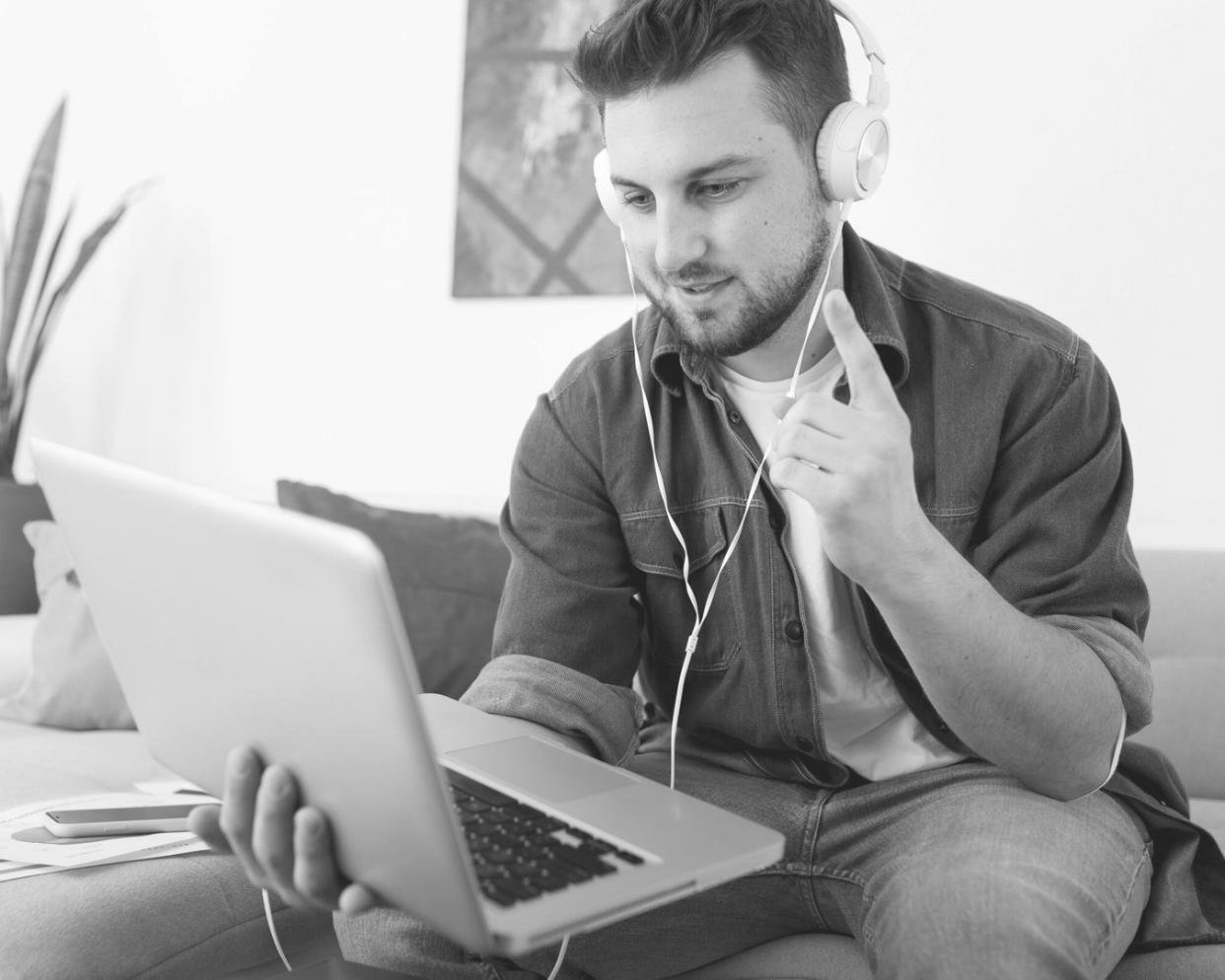 Pantallas mostrando análisis de calendario económico con datos en tiempo real