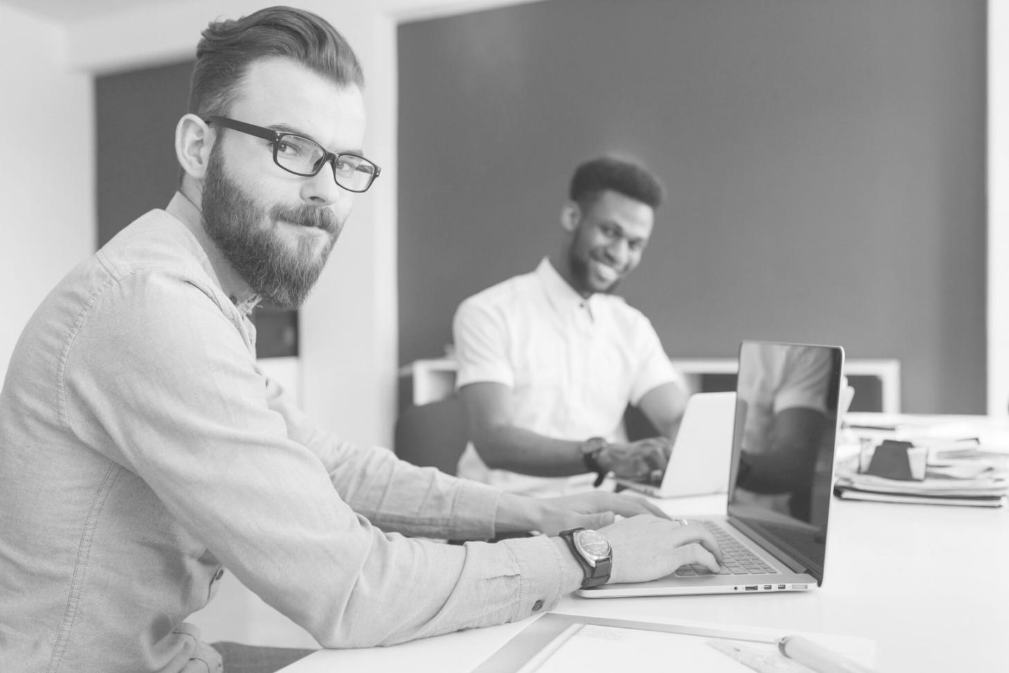 Trader analizando datos económicos en tiempo real