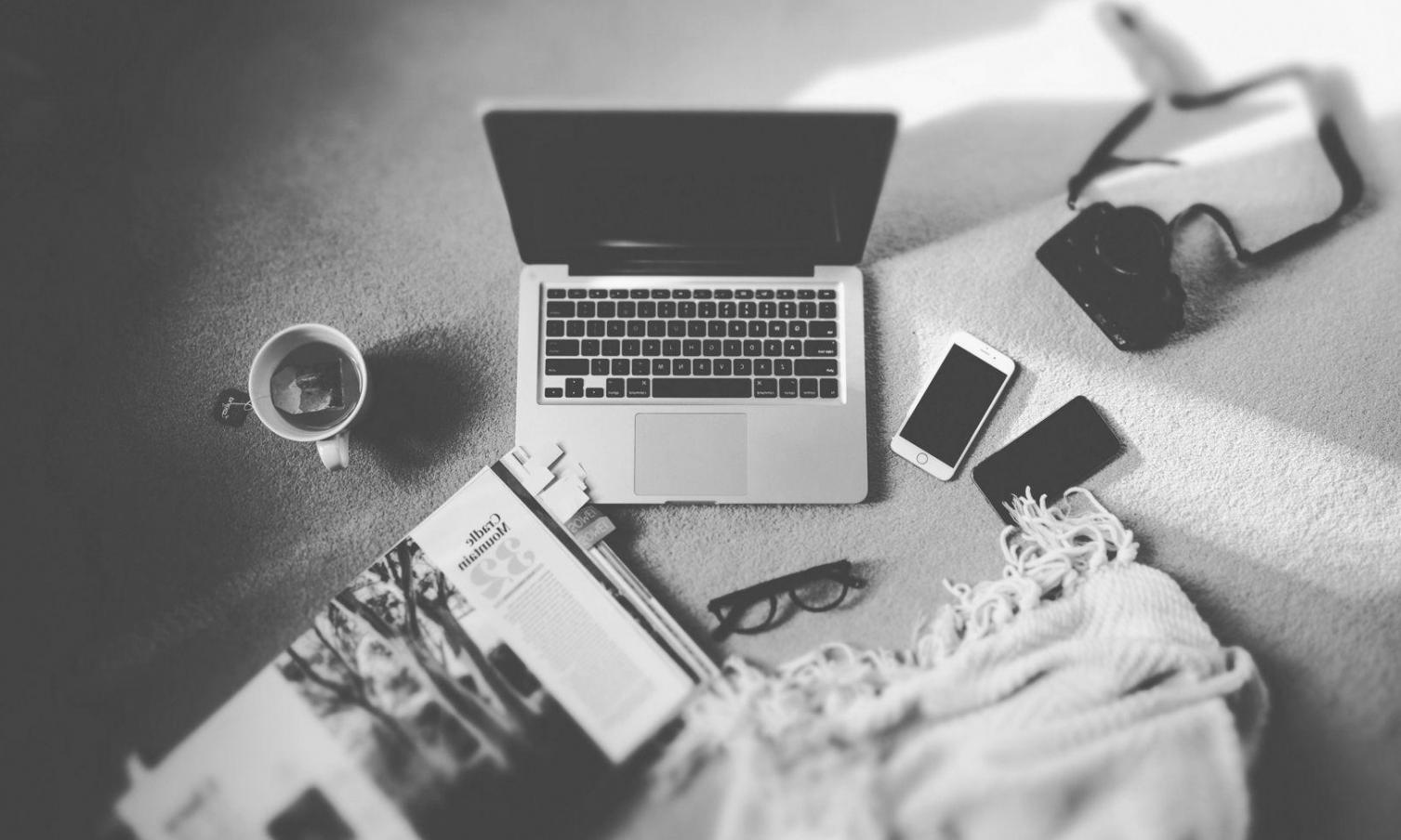 Escritorio de trading con múltiples pantallas mostrando análisis del calendario económico