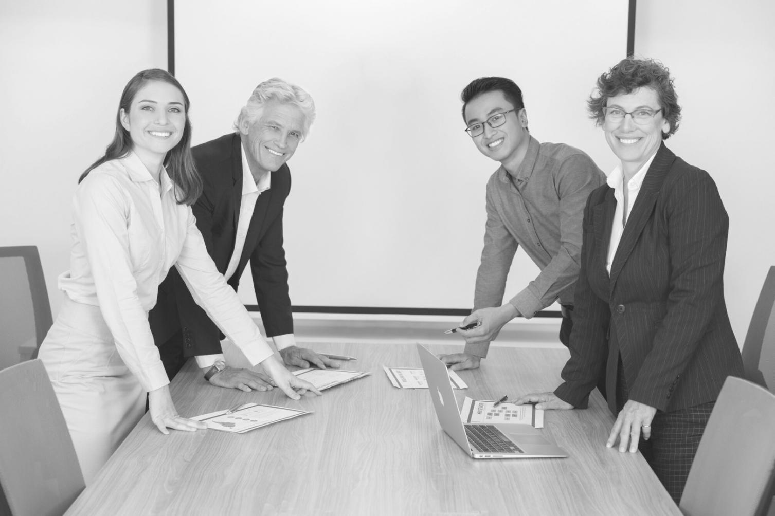 Traders analizando gráficos de volatilidad durante sesión de trading