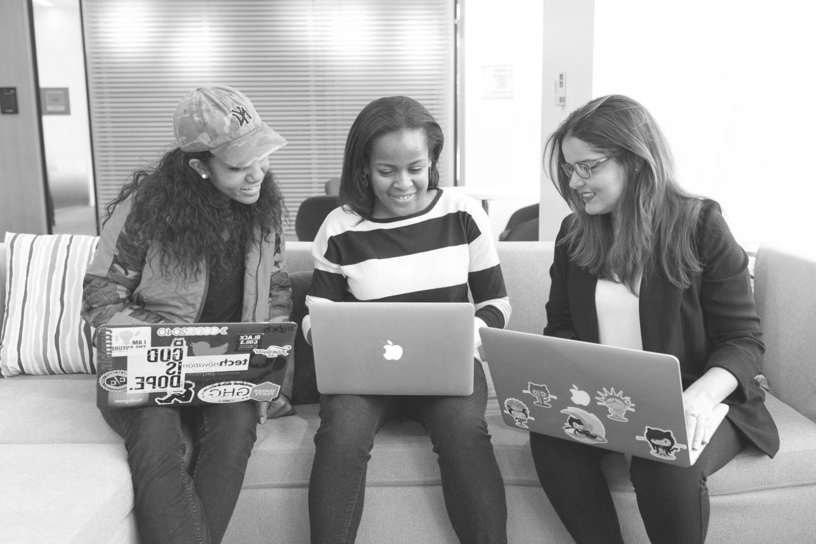 Equipo de analistas revisando datos económicos en oficina de Paraná